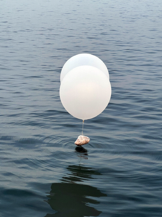 9일 오전 5시 40분께 북한이 날린 대남 풍선이 인천시 중구 연안부두 앞바다에 떨어지고 있다. 북한은 국내 민간 단체의 대북 전단 배포를 빌미로 지난달 28∼29일과 이달 1∼2일 등 2차례에 대남 오물 풍선을 날렸고, 총 1천개가량이 식별됐다. [세븐스타호 제공]